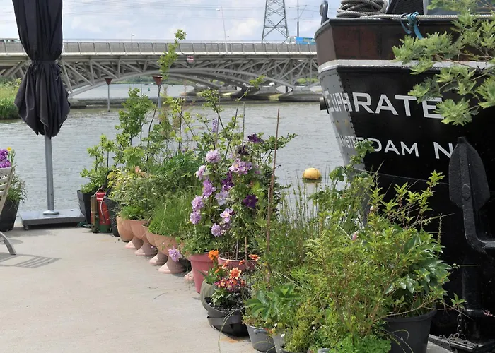 船上ホテル Euphrate Houseboat *