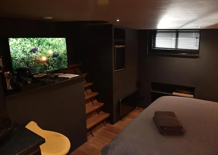 Euphrate Houseboat * アムステルダム