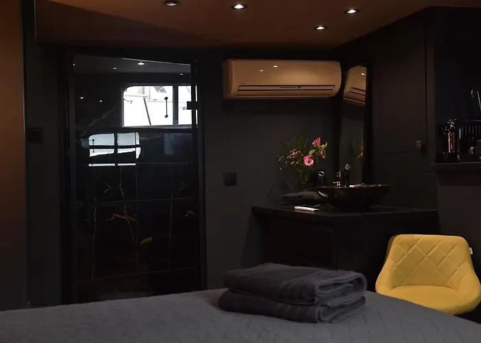 Euphrate Houseboat 船上ホテル