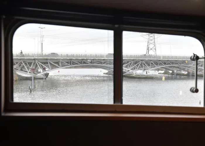 船上ホテル Euphrate Houseboat *