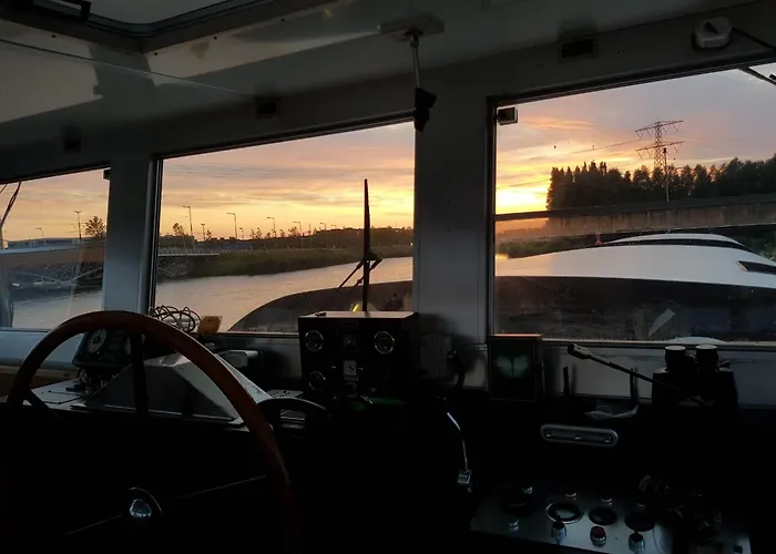 Euphrate Houseboat 船上ホテル アムステルダム