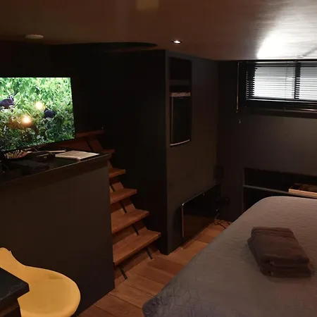 Euphrate Houseboat * 암스테르담