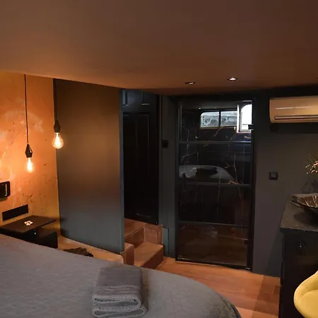 Euphrate Houseboat